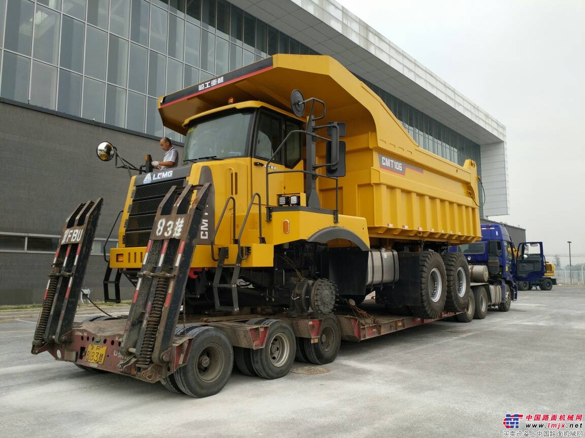 北京bices 2017 展会探营 一台临工的矿用卡车正在等待进场