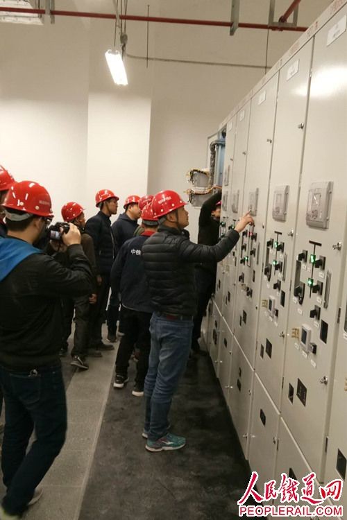 中铁五局电务城通公司西安地铁4号变电系统成功送电