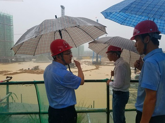 公司副总经理汪发安在尤口项目部督导防汛工作