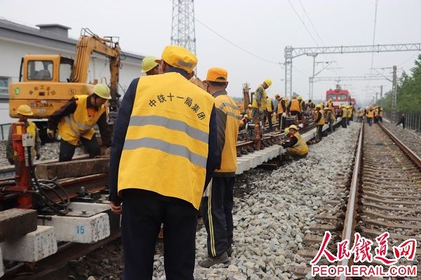 中铁十一局三公司蒙华铁路湖北段荆门北下行联络线道岔成功插入