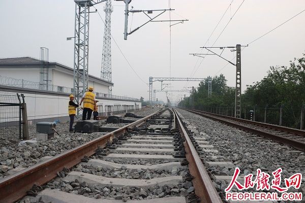中铁十一局三公司蒙华铁路荆门北联络线道岔在焦柳线插铺完成