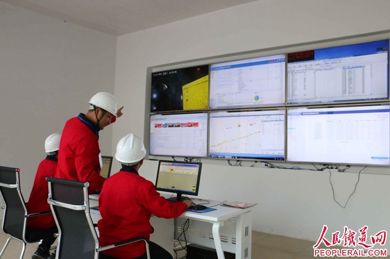 探秘郑万高铁智能施工：信息在“跑路” 管控更有数