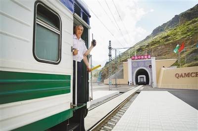 中国承建乌首条铁路隧道仅用900天创奇迹