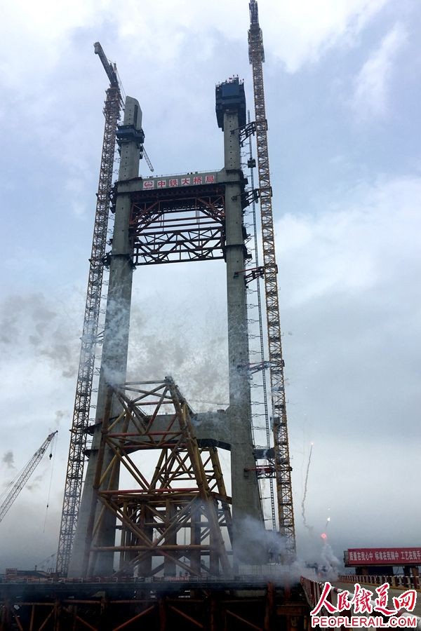平潭海峡大桥主航道最高主塔成功封顶