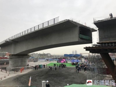 橫跨烏奎高速 新疆4300噸鐵路橋實現轉體對接_conew1.jpg