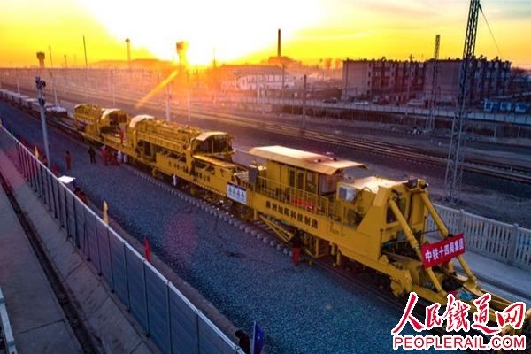 内蒙古连接东北的首条高铁全线铺通
