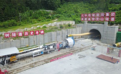 中国最长铁路隧道高黎贡山隧道正攻坚，“大国重器”是支撑