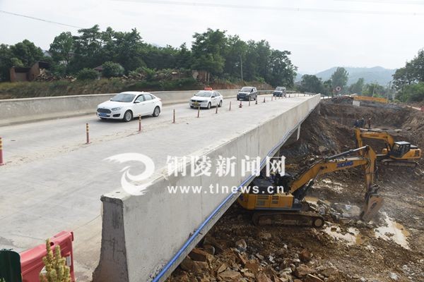 安徽：320省道跨济祁高速桥实现半幅通车