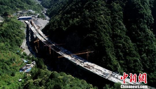 巴陕高速公路米仓山隧道独头掘进完成8000米