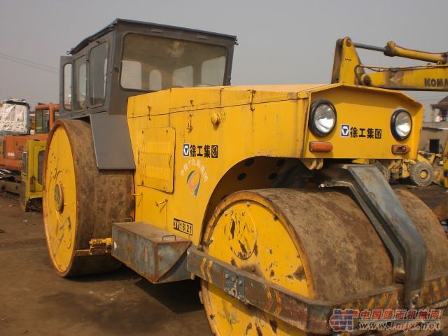 求购18-21铁三轮压路机13621680577