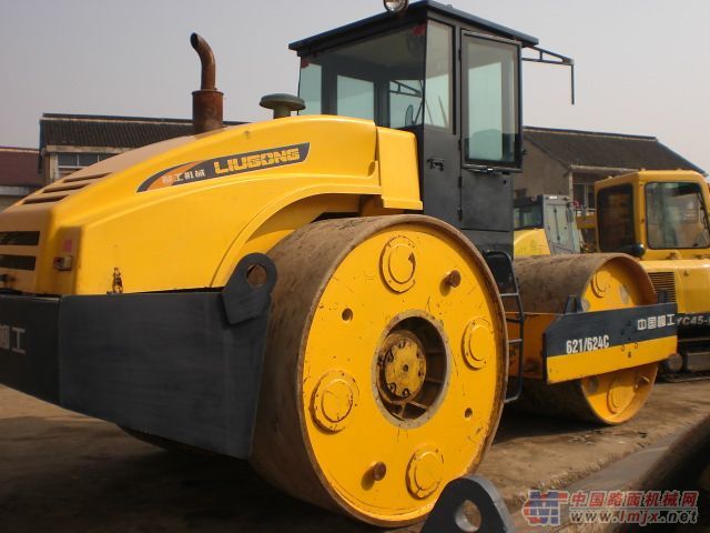 求购18-21铁三轮压路机13621680577