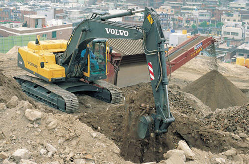 沃爾沃 EC210B 履帶式挖掘機
