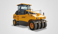 山東臨工 LGP830 輪胎壓路機(jī)