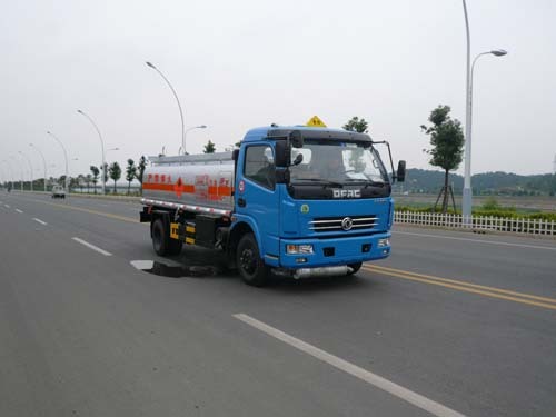 楚飞 东风多利卡（6.97立方） 加油车