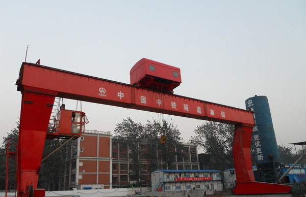 華中建機L型龍門吊高清圖 - 外觀
