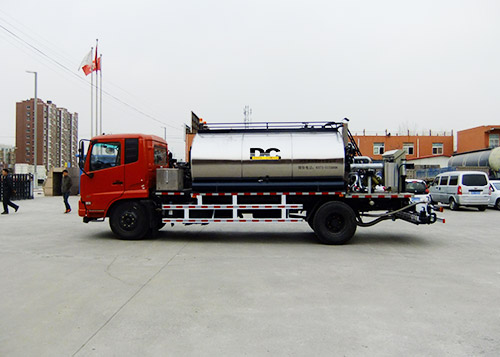 德润HTN5161GLQ  6方洒布车
