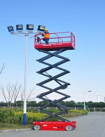 美通重工XE120W剪叉式高空作业平台